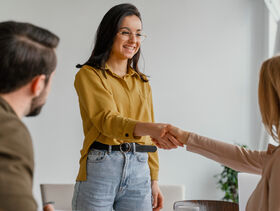 Tu aimes la compta et tu as la bougeotte ? 